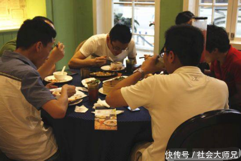 男子购彩中500万大奖花光积蓄请工友吃饭,第二