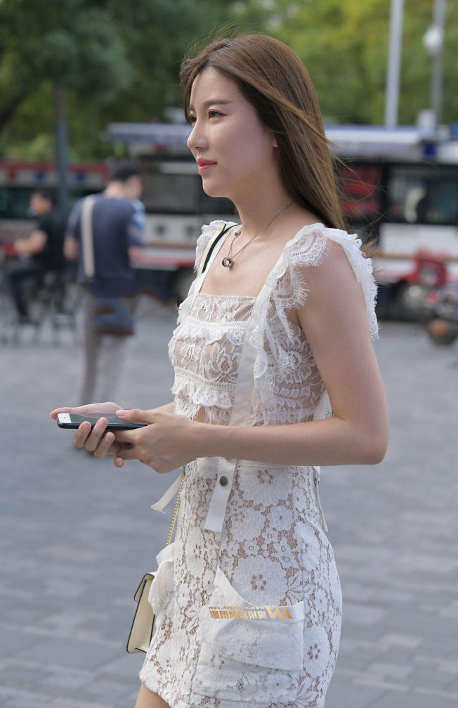 长发美女穿镂空裹胸让整个上围更加紧俏，下身的包臀裙让整个身材