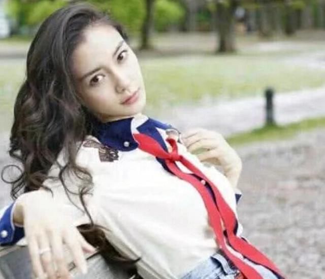 杨颖裙子像是防震包装，却还是美出了新高度，网友：还是长得好看