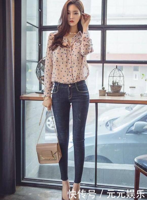 气质绝佳的小姐姐搭配牛仔裤，时尚而又优雅，文艺范十足