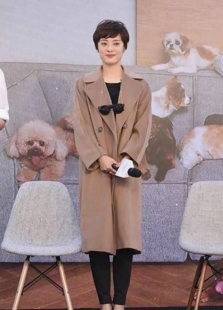 「感觉」孙俪虽然瘦但五官精致，穿风衣戴墨镜高调亮相，霸气侧漏美翻了