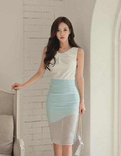 街拍：小姐姐穿了条牛仔短裤，凸显小女人个性与魅力