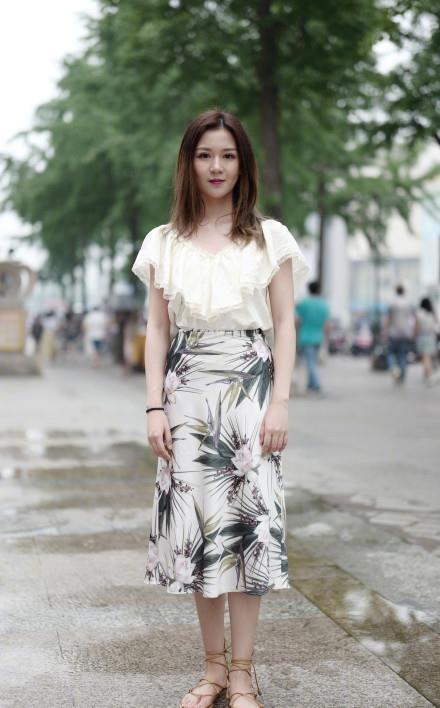 街拍：炎炎夏日，美女们都打扮的很漂亮，个个颜值高身材好