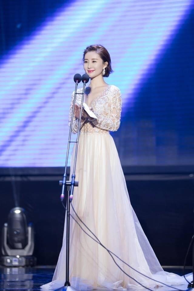 32岁的杨幂和31岁的赵丽颖撞发型，网友：舒畅的短发更加时尚