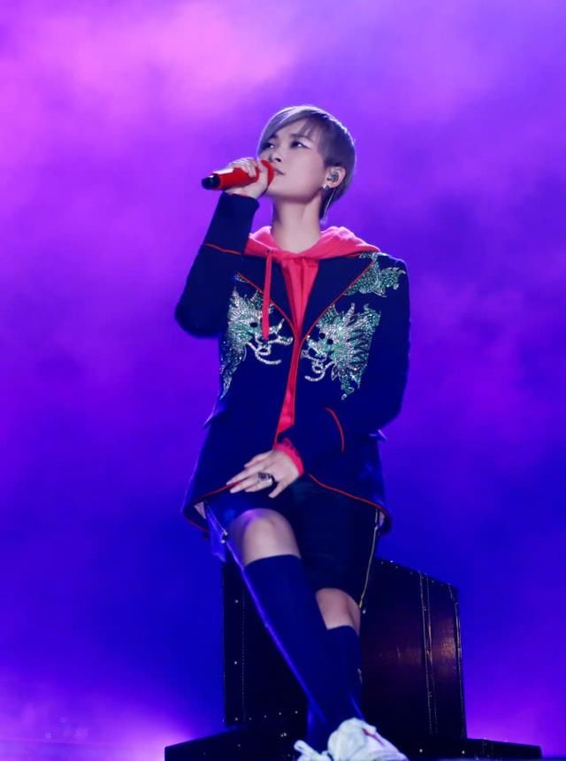 李宇春舞台造型化身黑暗骑士，紧身裤暴露了她S型身材，惊讶了！