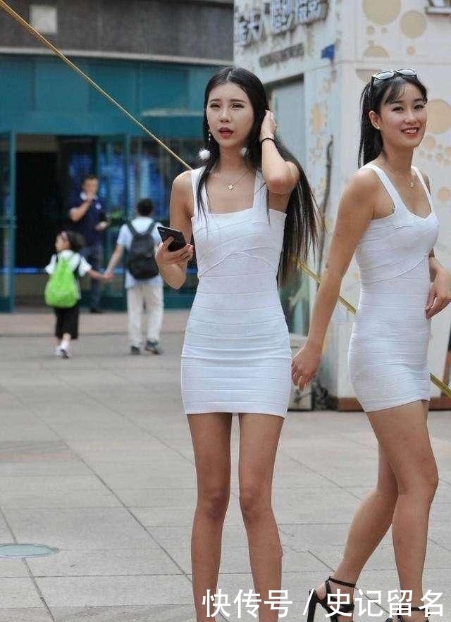 『身穿』街拍:小姐姐的精神让人敬佩,上身搭配长袖外套,下身穿紧身短裤