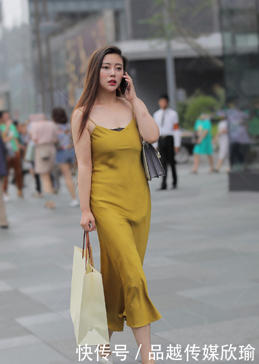 【很棒】街拍:动感十足的紧身裙小姐姐,身材很棒,充满女神气质