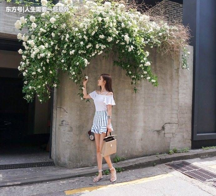 俏丽清秀的气质美女，精致短裙清新又大气，元气满满人比花娇!