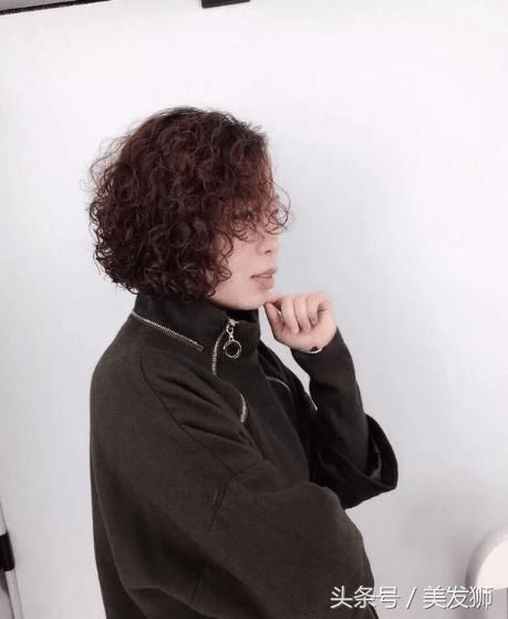 50岁妈妈剪短发烫小卷，一看像18，美得我都不敢认了！