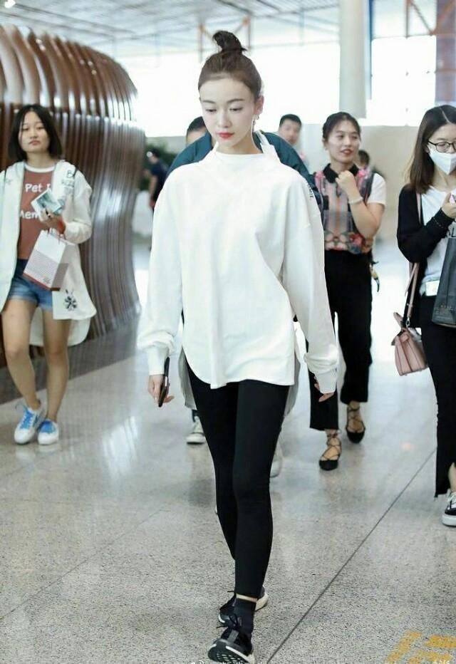 吴谨言白衣黑裤现身机场，没刘海却被吐槽颜值下跌，网友:认不出