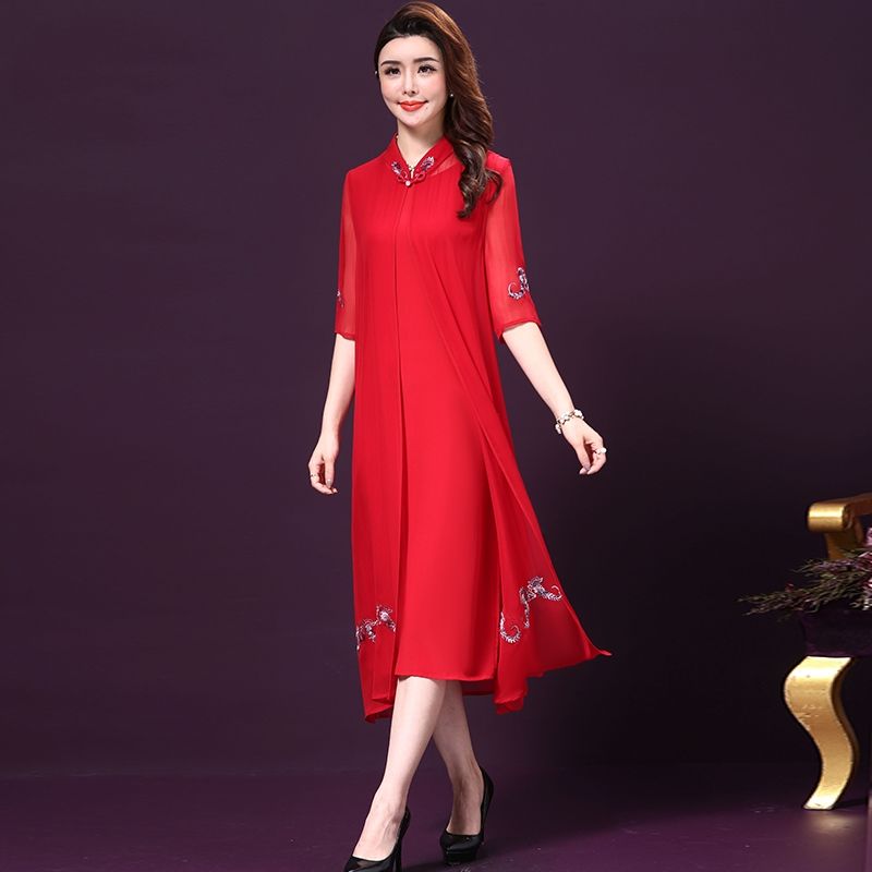 大姨不愧是“女神般”的存在，56岁穿上连衣裙还这么美