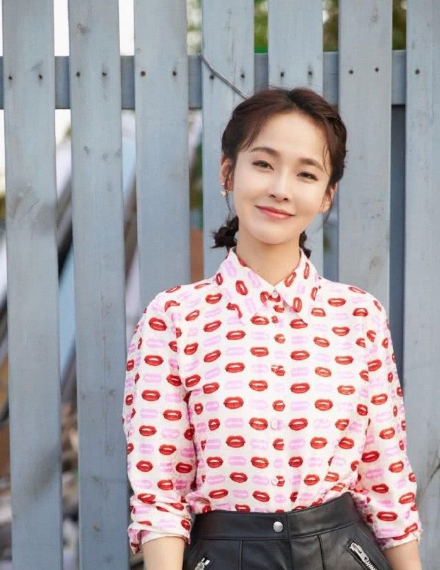  【节目】综艺中她撮合自己妈妈爱情，今穿黑色外套配格纹裤，简单利落