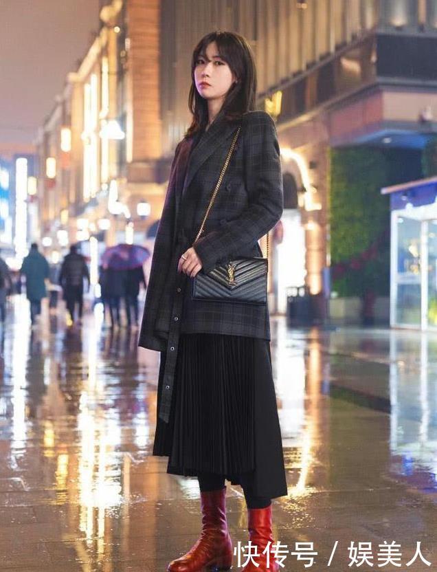 『 美女身材』青春亮丽，美感十足，街拍：黑色紧身上衣+黑色百褶裙+高筒靴