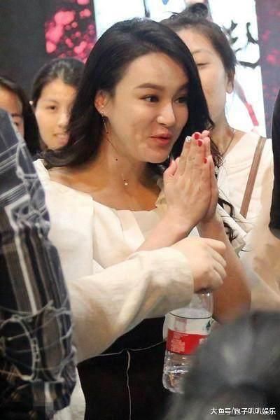 33岁冉莹颖现身,裙子都撑变形了,网友:这身材邹市明能hold住吗