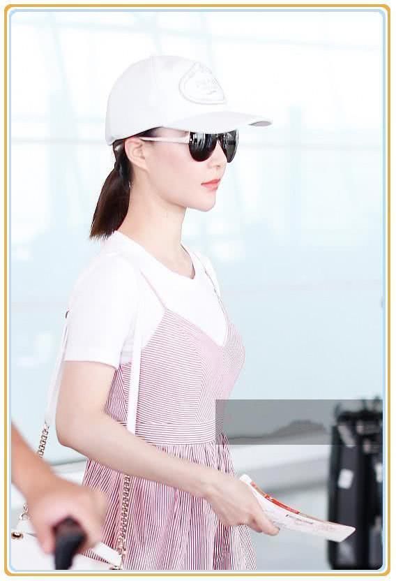 看了张俪的吊带裙,再看看舒畅,网友:奔放与保守的差距一目了然