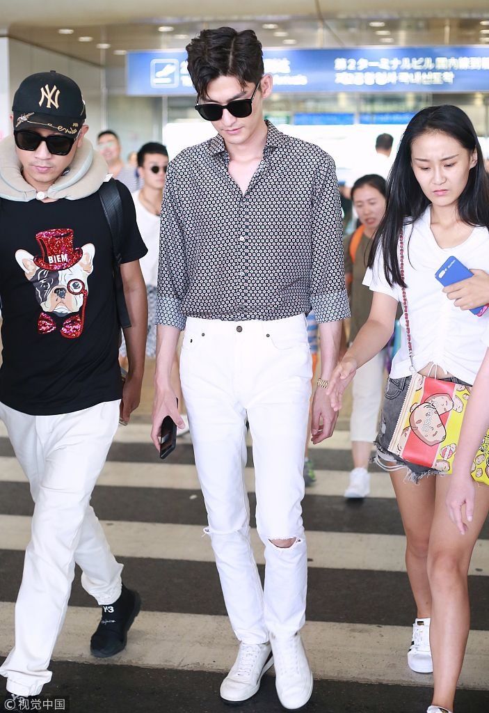 被演艺事业耽误的男模！张翰2米长腿完美驾驭白色长裤  戴墨镜低