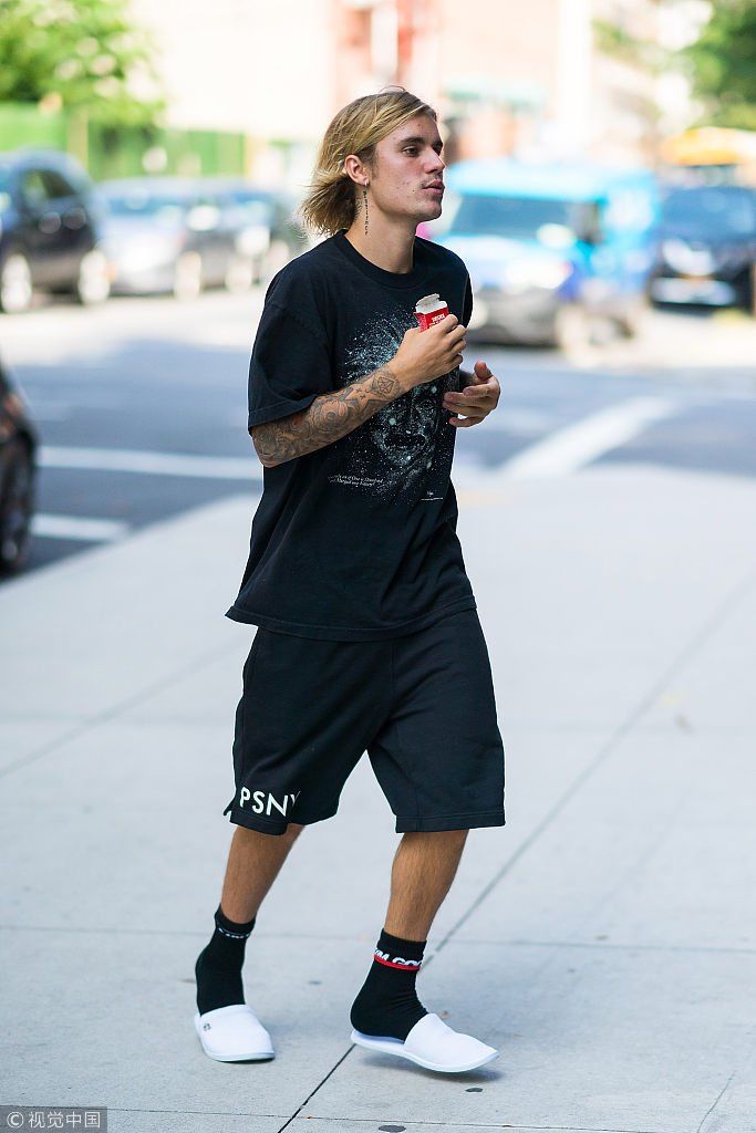 急见未婚妻？比伯运动袜配拖鞋略显邋遢一路小跑   满脸爆痘面颊