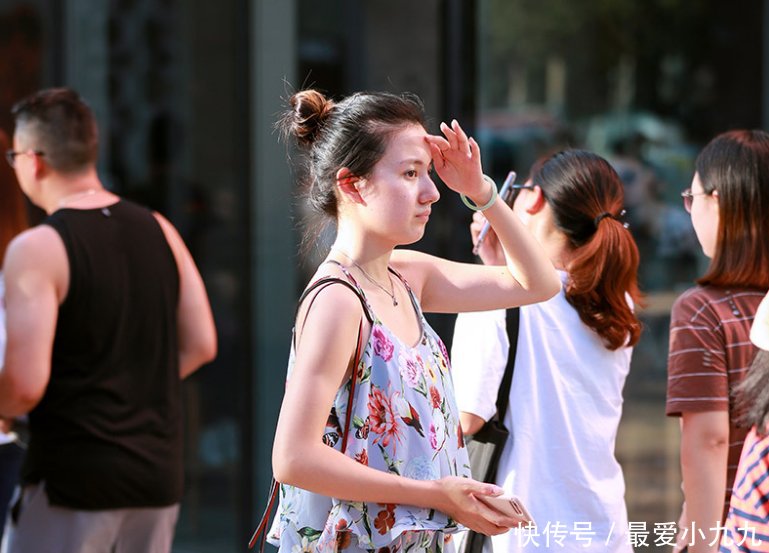 街拍小姐姐身穿打底裤，小姐姐紧绷的曲线甜美性感！