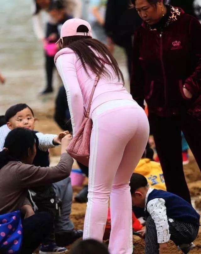 街拍: 紧身裤的美艳辣妈, 粉粉的很好看