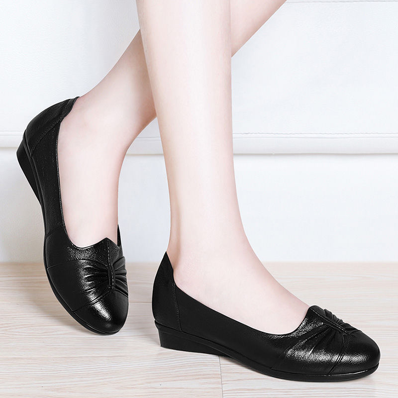 四五十岁女人别穿高跟鞋,新出炉一种“软秋鞋”,上脚轻盈又洋气