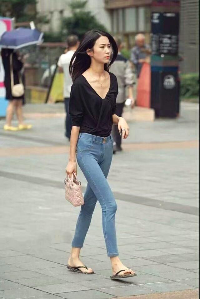 街拍:吊带衫配短裤，美女体态轻盈，展现魅力少女的气质