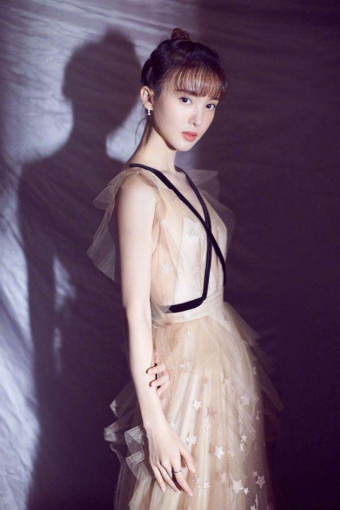 张俪跟金晨同穿仙女裙, 网友: 看这个背就知道谁更美了