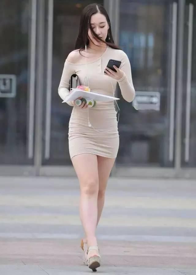 香肩外露包臀裙 年轻时尚的上班一族