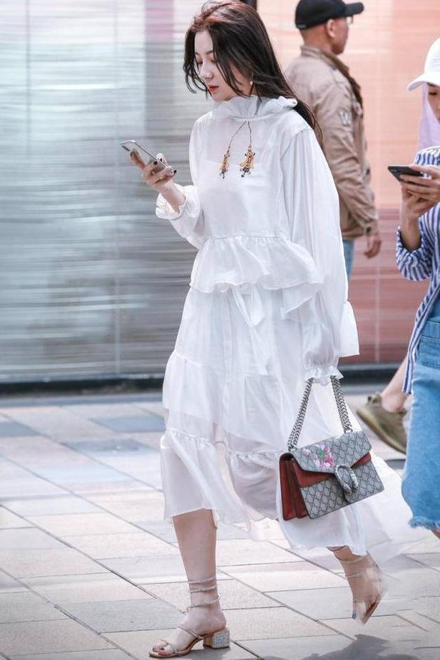 白领气质穿露脐装的美女，细腿丰臀身材不要太好！