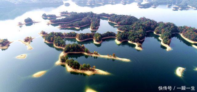 安徽黄山：太平湖秋日色彩斑斓，蓝天下小岛形似鹿角美景如画