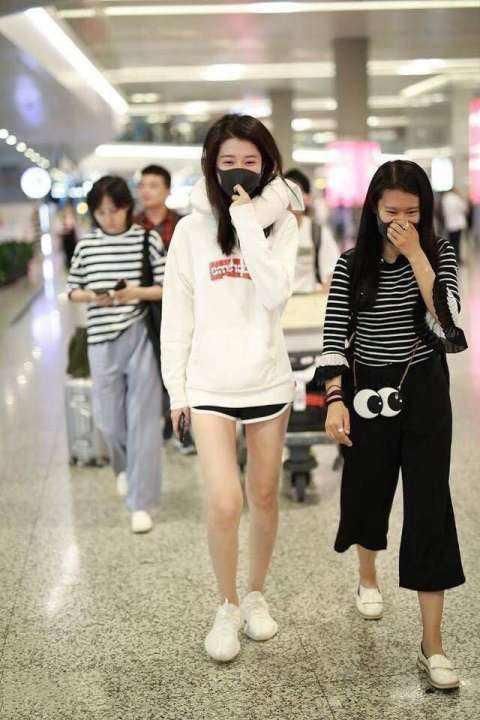 乔欣为秀腿拼了!这牛仔短裤尺寸实在太短，几乎成“三角裤”!