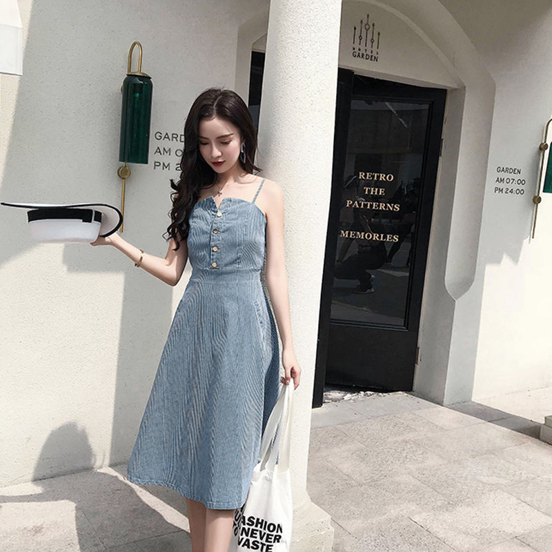 穿搭没拘束感的吊带连衣裙，让你淑女又洋气，还不失气质哦