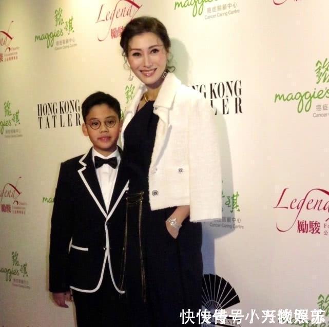  儿子@李嘉欣儿子罕见正面曝光引热议：不像爸爸像泰国王子，看破不说破