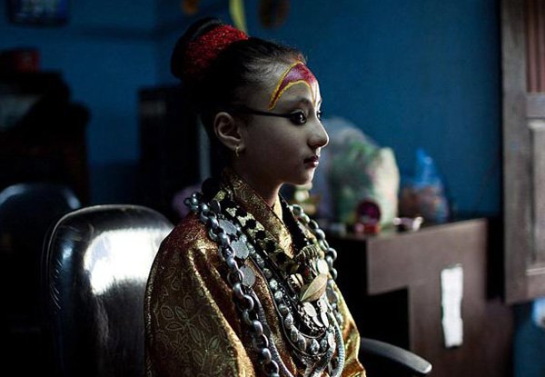 奇闻：尼泊尔漂亮的“活女神”，在位时万人朝拜，网友：结局太惨