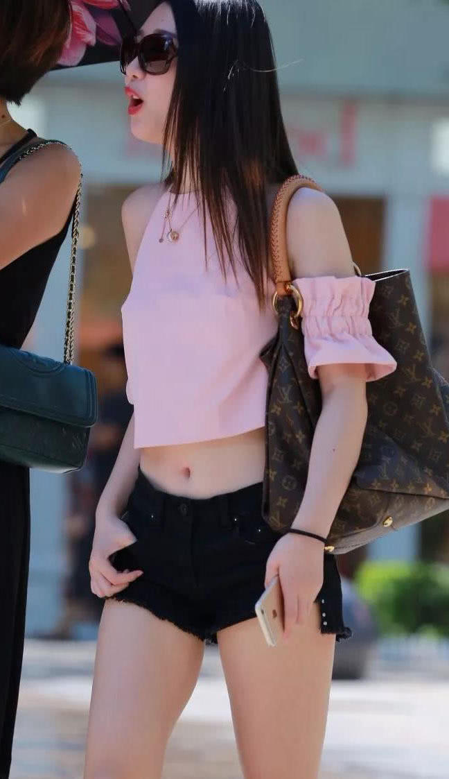 气质小姐姐露脐装秀身材，超热短裤显白皙美腿