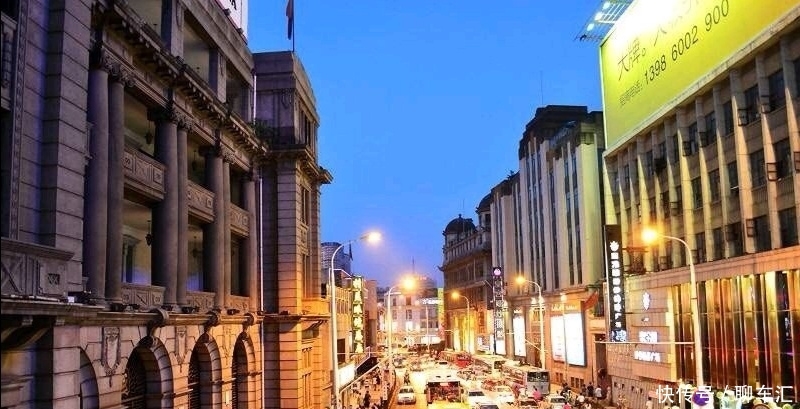 武汉这个地点是吃货汇集的地方,商铺林立、人潮涌动,适合夜生活