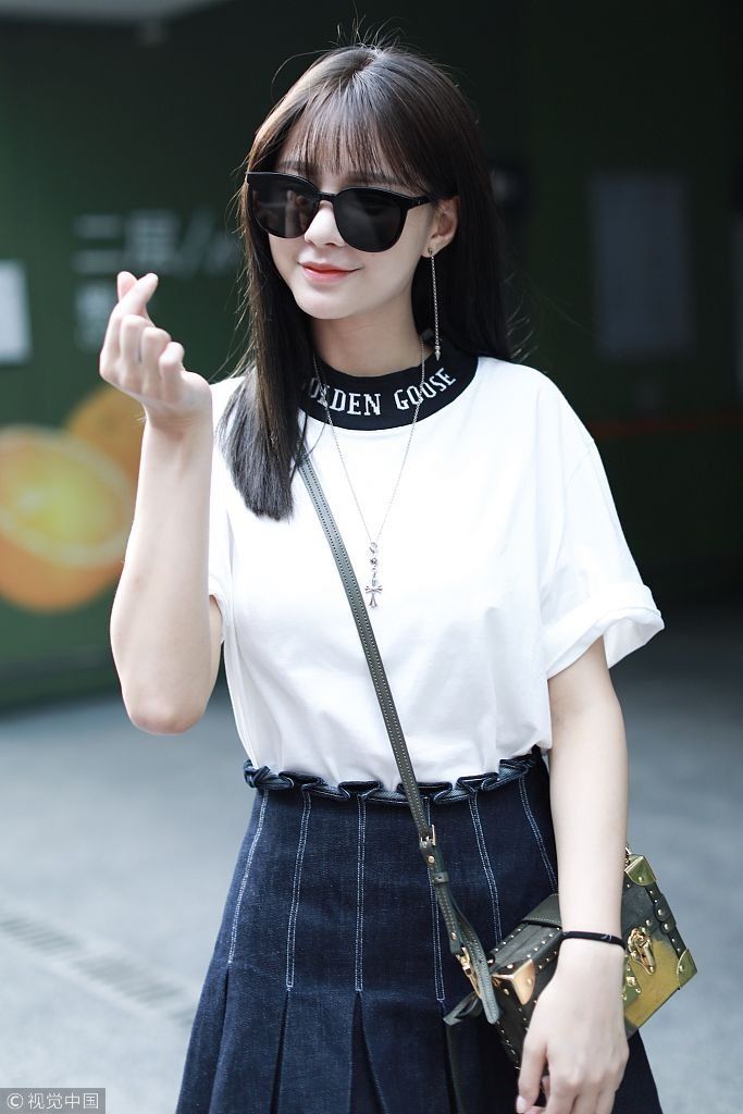 沈梦辰留空气刘海比V吐舌俏皮扮嫩 穿极简黑白风变“腿精”