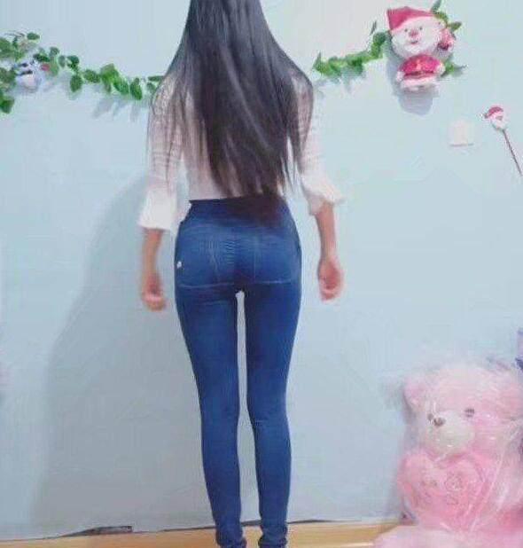 紧身牛仔裤修身而不受束缚，优雅迷人身姿秀出艺术风采