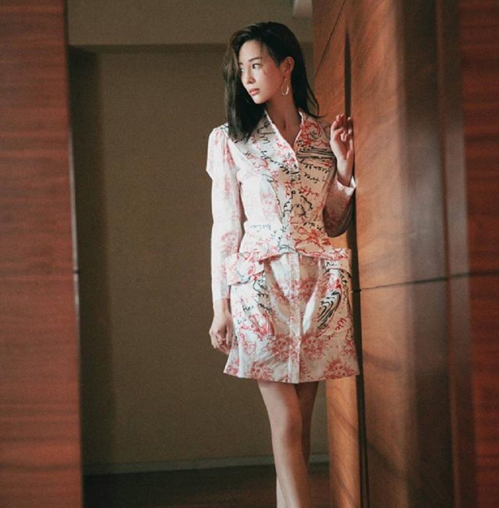  #穿搭#上衣下面别再穿牛仔裤了,学学女明星的搭配技巧,照着穿准没错
