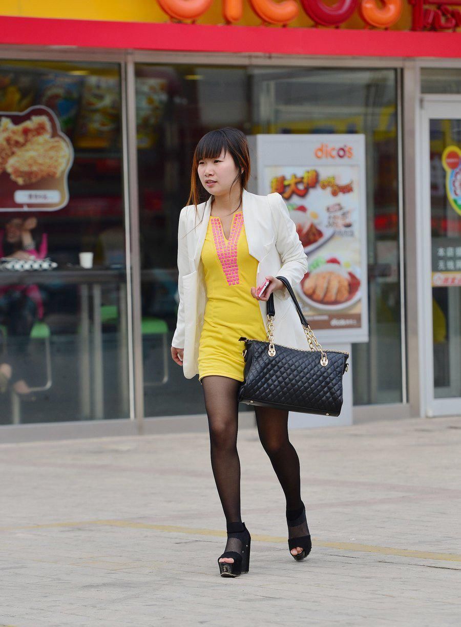 街拍:一组美腿妹子们的韵味十足，图几是你喜欢的女神?