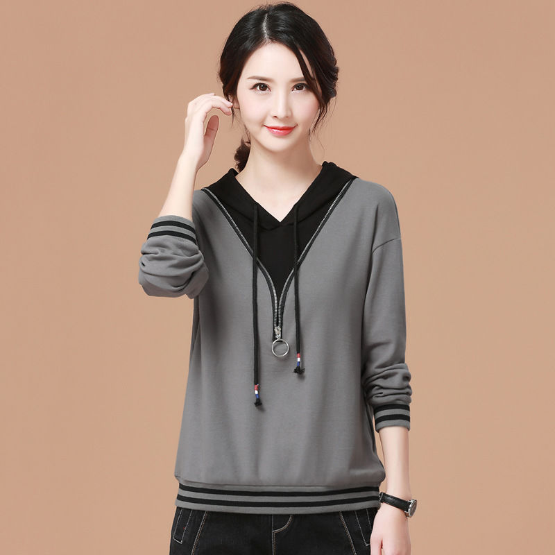 新流行一种时尚:卫衣+牛仔裤，瞧瞧这款，51岁妈妈穿减龄超美