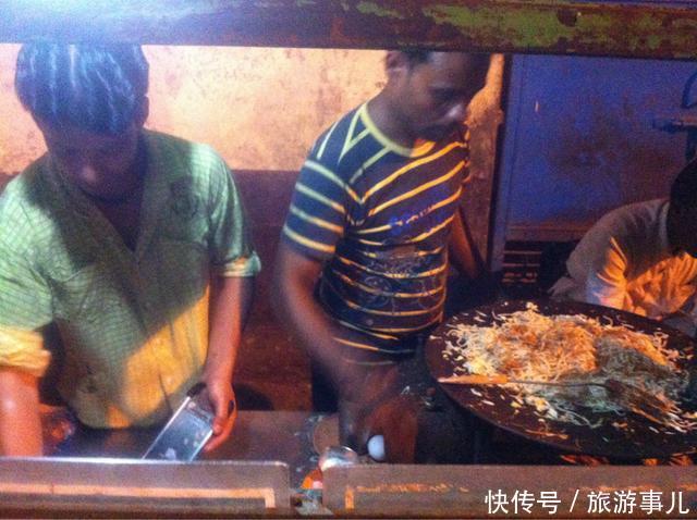 女孩去印度旅游，路上买了块煎饼，导游马上喊住：不能吃！