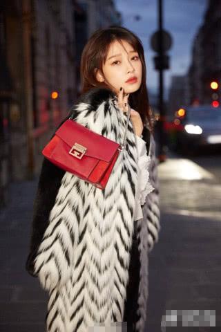 纪梵希女孩孙怡完美演绎知性女人，亮相巴黎时装周实力吸晴！