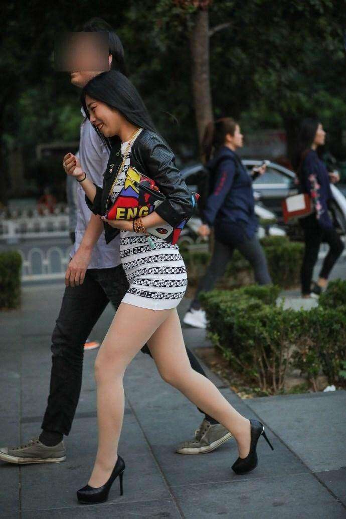 街拍: 拥有好身材的辣妈, 紧身包臀裙很显气质