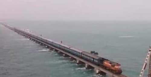 全世界最牛的铁路:建在大海中,火车该如何跑?看完你就明白了