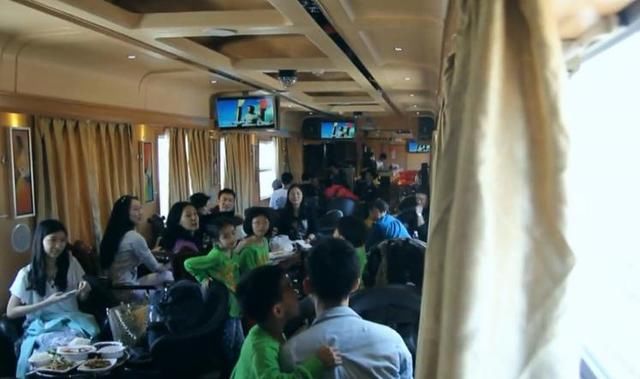 乘坐中国最美旅游火车,车厢里竟有一个小酒吧
