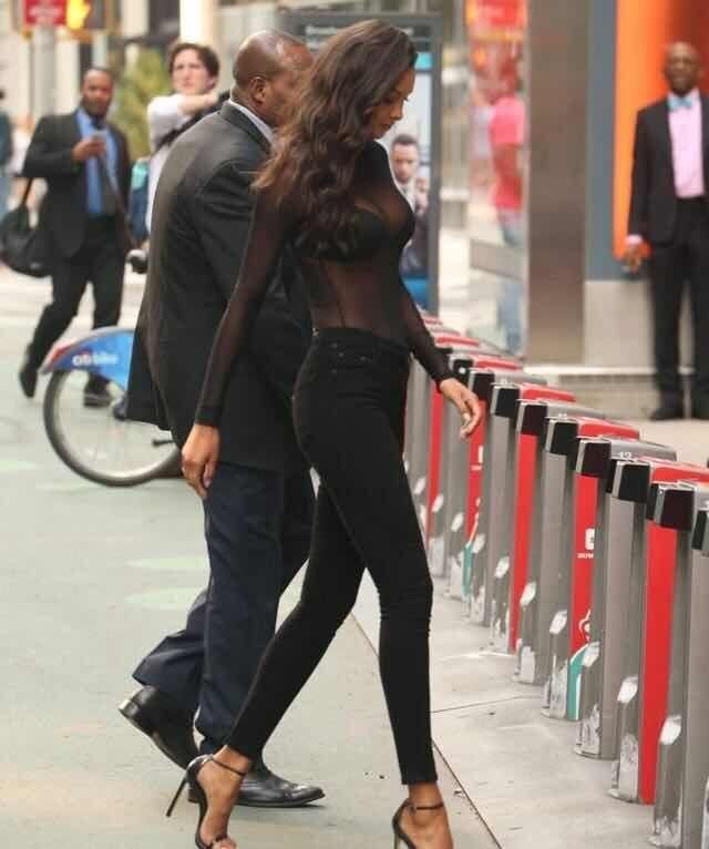 太敢穿！维密超模莱斯 里贝罗穿黑色全透视装街拍，让人血脉膨胀