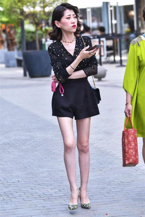 街拍：拥有大长腿的姑娘，打扮时尚，气质怡人