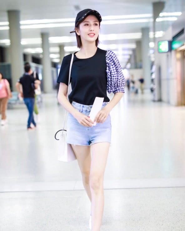 佟丽娅太节俭了!把“购物袋”系一根绳子当包背，解锁另类时尚!