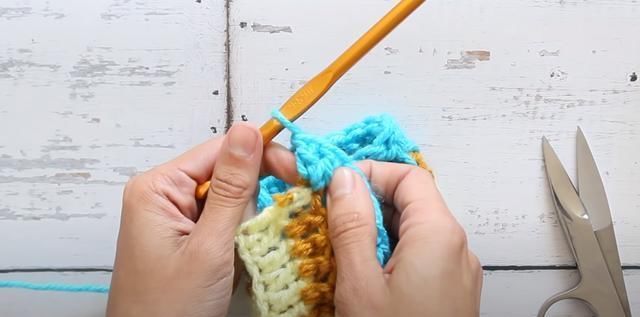  #融入#这样的钩针衫时尚又洋气，大胆融入自己喜欢的配色，彩虹衣教程