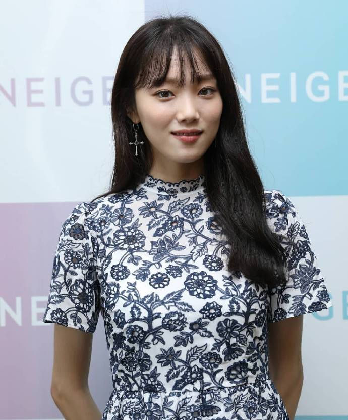 李圣经身穿花卉刺绣连衣裙出席某活动 一双美腿太吸睛